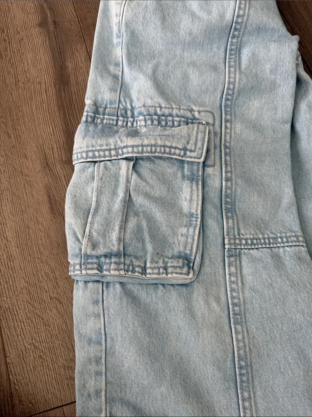 Girls-Old Navy Light Wash Relaxed Fit Jeans. Size 8